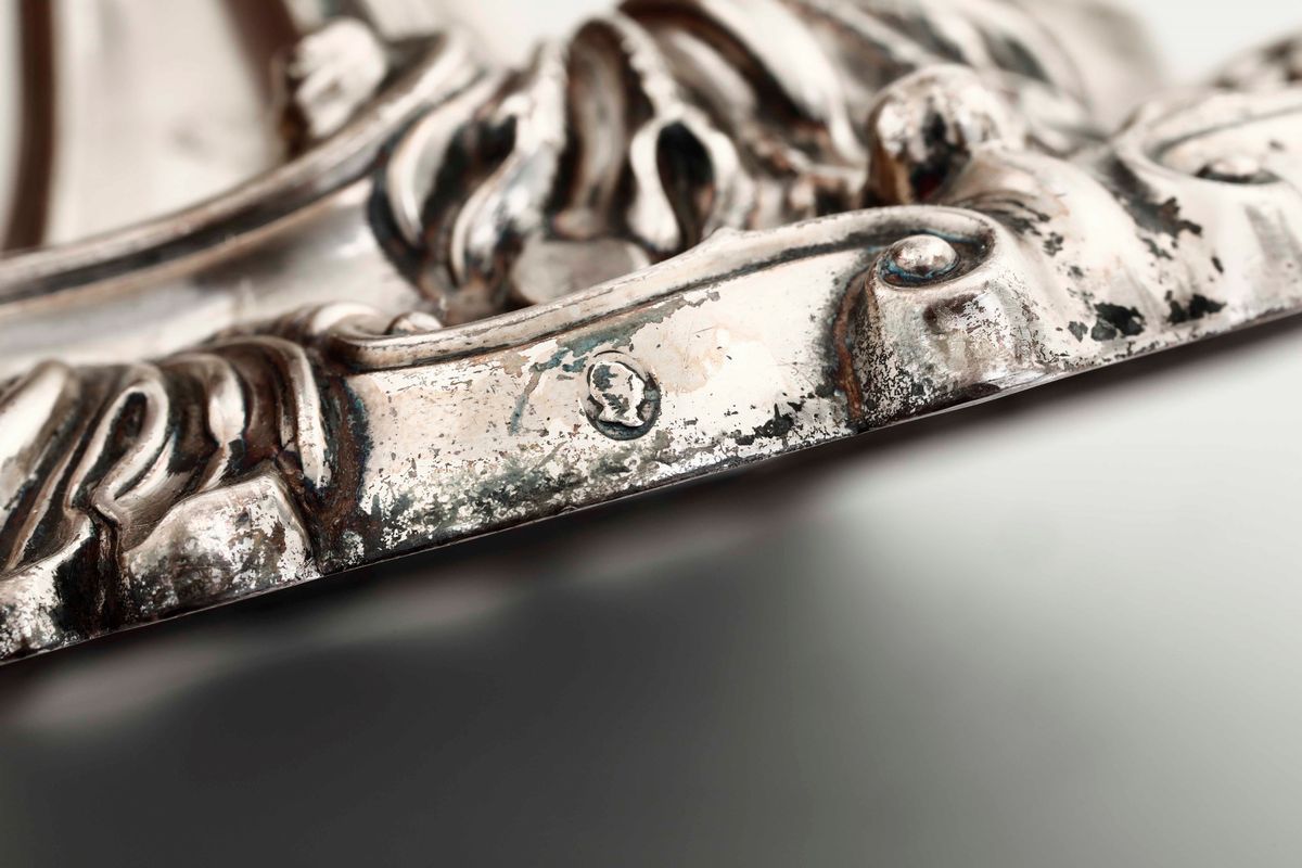 Raro Insieme Composto da 2 Candelabri e 4 Candelieri in Argento Sterling Fuso e Cesellato. Inghil...