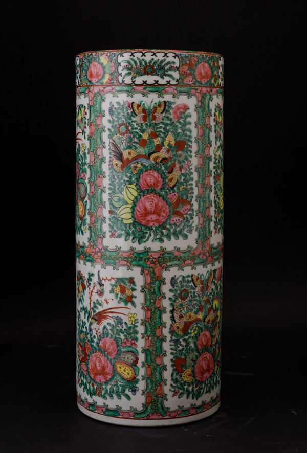 Portaombrelli in porcellana Famiglia Rosa con soggetti naturalistici entro riserve e decori floreali, Cina, Canton, XX secolo