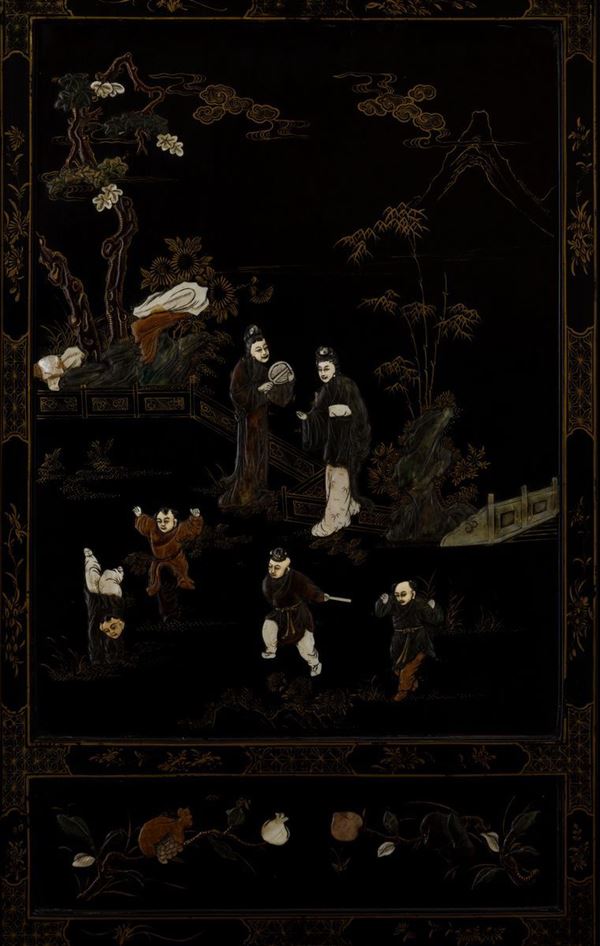 Paravento a tre ante in legno laccato con applicazioni in pietre dure e madreperla raffigurante scene di vita comune e decori floreali, Cina, Dinastia Qing, XIX secolo