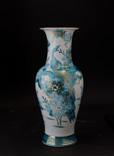 Vaso in Porcellana con Lumeggiature Oro e Decori sui Toni Dell'azzurro, Cina, XX Secolo