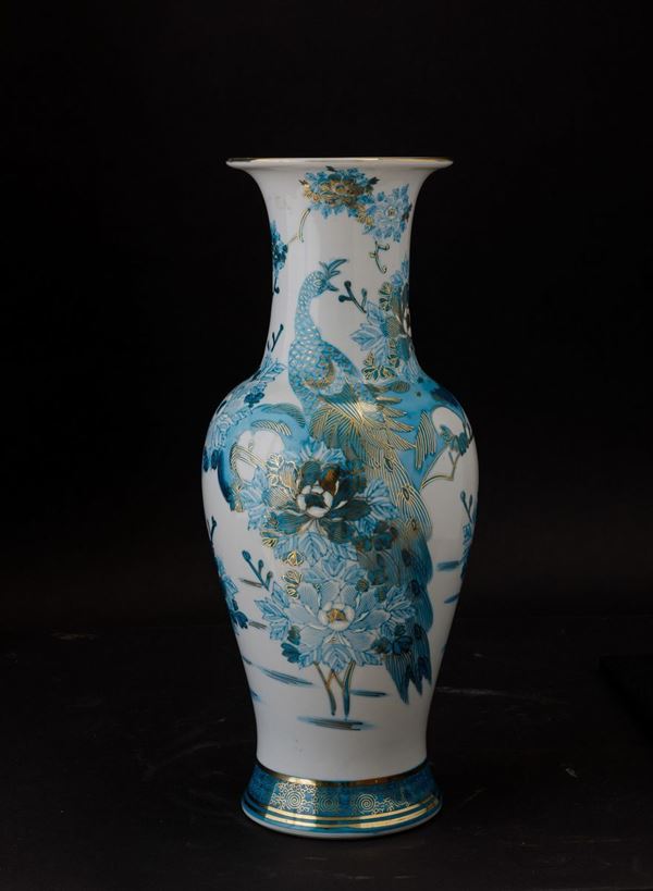 Vaso in porcellana con lumeggiature oro e decori sui toni dell'azzurro, Cina, XX secolo