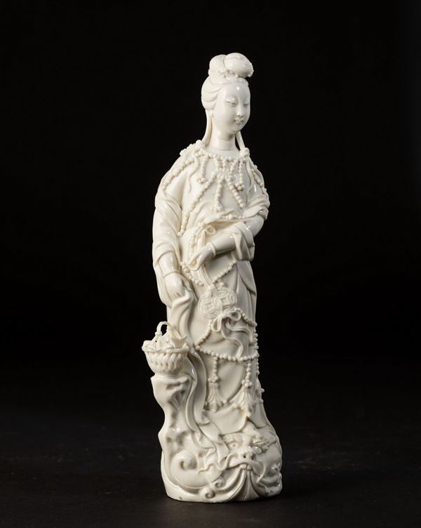 Figura di Guanyin in porcellana Blanc de Chine con cesto, Cina, XX secolo