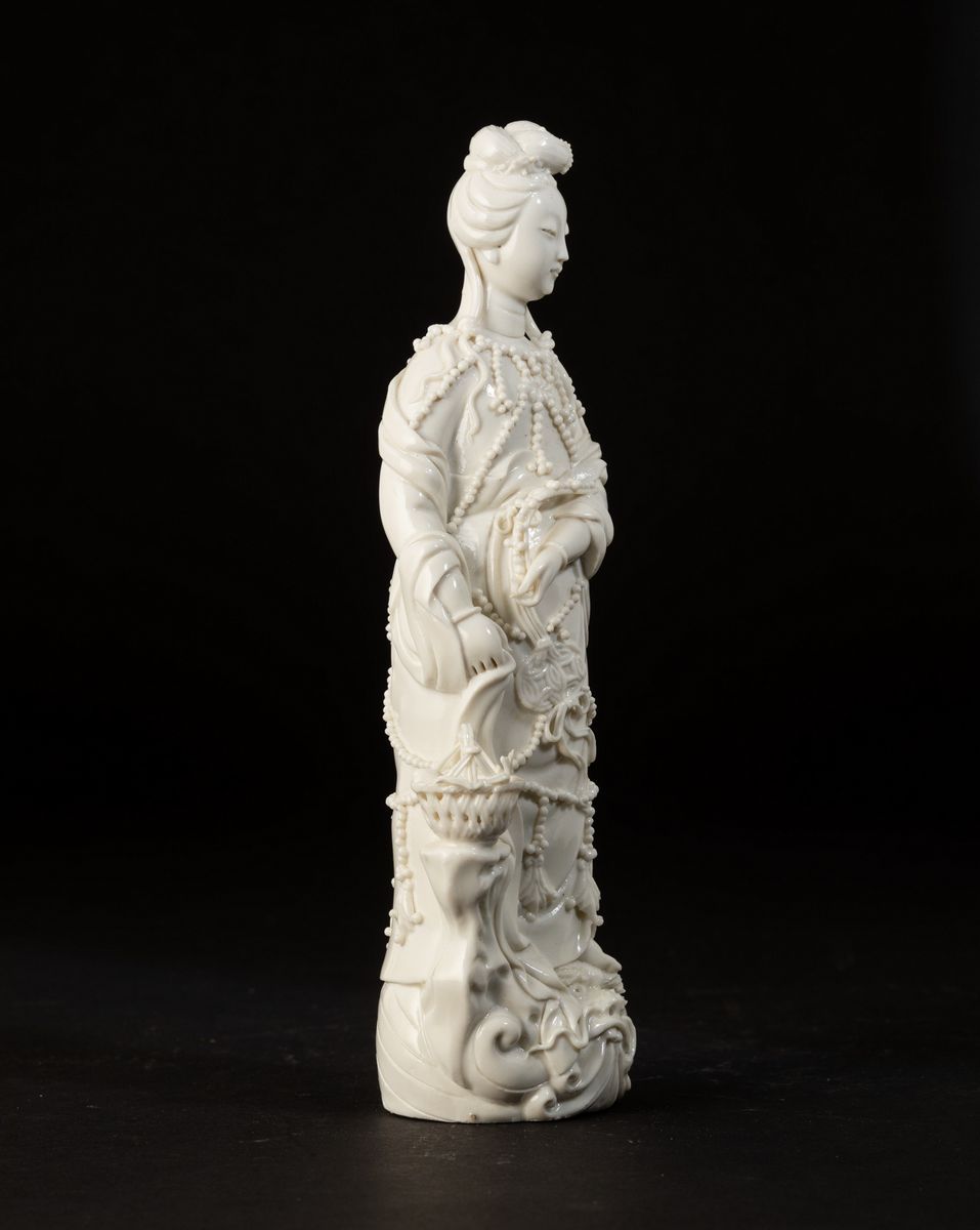 Figura di Guanyin in Porcellana Blanc De Chine con Cesto, Cina, XX Secolo