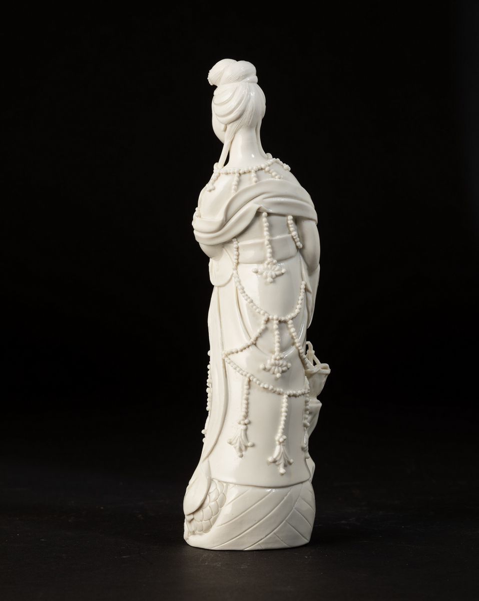 Figura di Guanyin in Porcellana Blanc De Chine con Cesto, Cina, XX Secolo