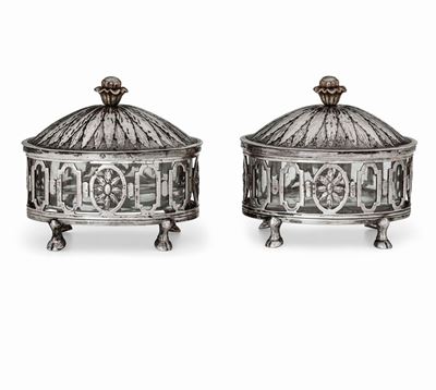 Coppia di Saliere in Argento Sbalzato, Traforato e Cesellato. Argenteria del XVIII-XIX Secolo. Ma...