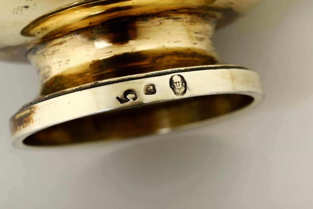 Tazza Potoria con Piatto in Argento Primo Titolo Fuso, Sbalzato, Cesellato e Dorato. Parigi, Marc...