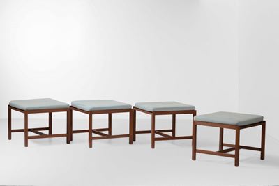 Set di Quattro Sgabelli con Struttura in Legno e Rivestimenti in Tessuto.