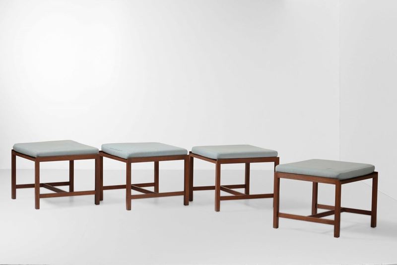 Set di quattro sgabelli con struttura in legno e rivestimenti in tessuto.  - Auction Design Lab - Cambi Casa d'Aste