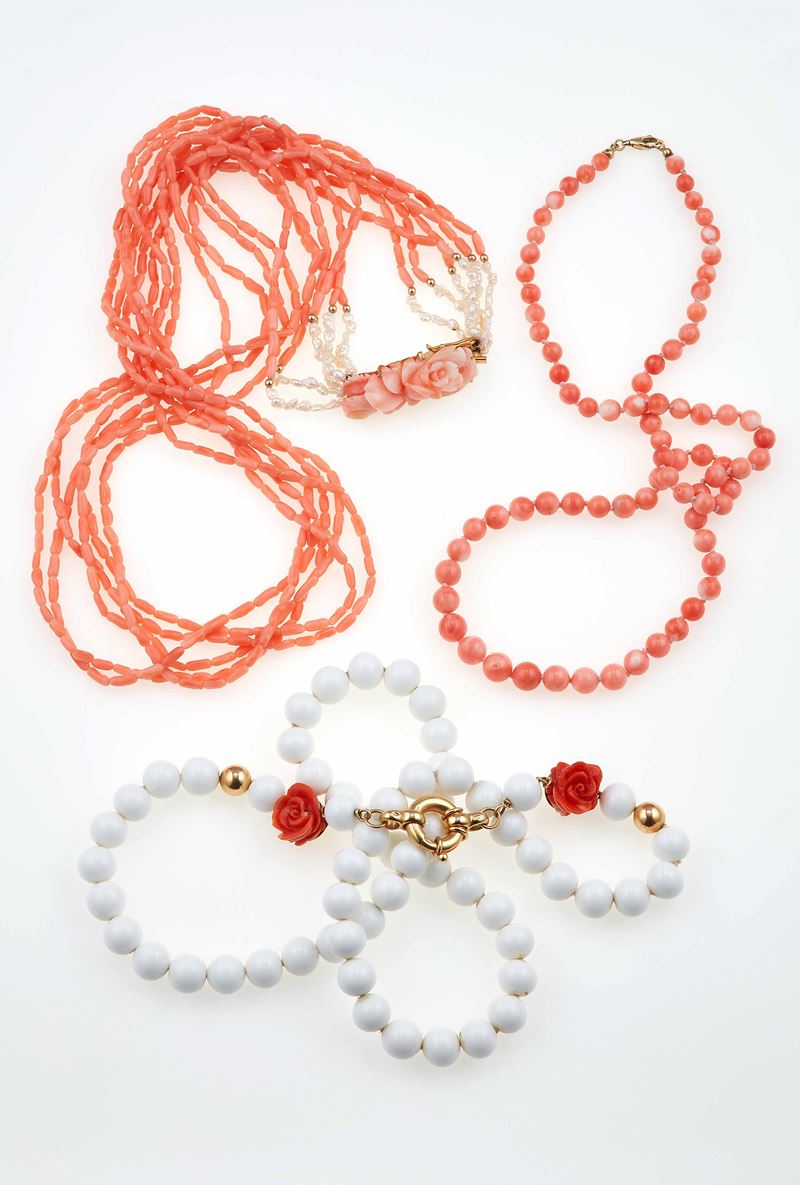 Three coral and white chalcedony necklaces  - Auction Jewels - Cambi Casa d'Aste