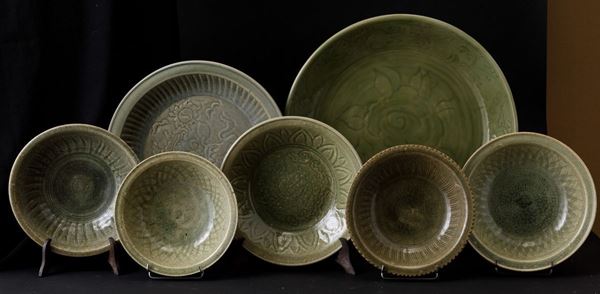 Collezione di sette piatti in porcellana Longquan color Celadon con decori incisi di vario soggetto, Cina, Dinastia Ming, XVI-XVII secolo