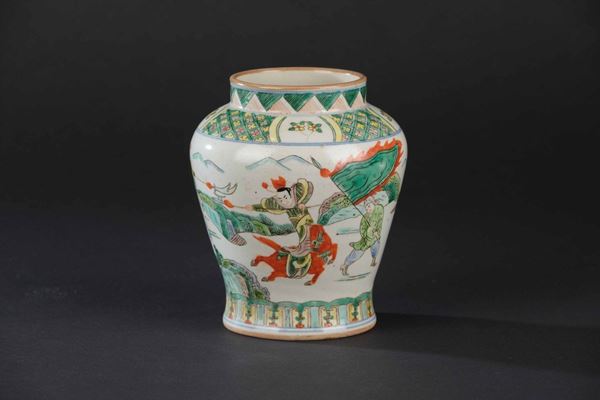 Potiche in porcellana Famiglia Verde con figure di guerrieri e decori floreali entro riserve, Cina, XX secolo