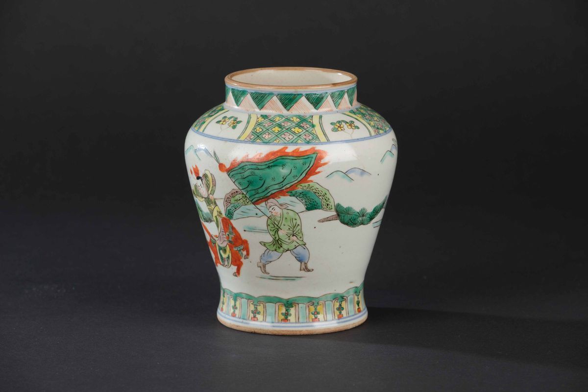 Potiche in Porcellana Famiglia Verde con Figure di Guerrieri e Decori Floreali Entro Riserve, Cin...