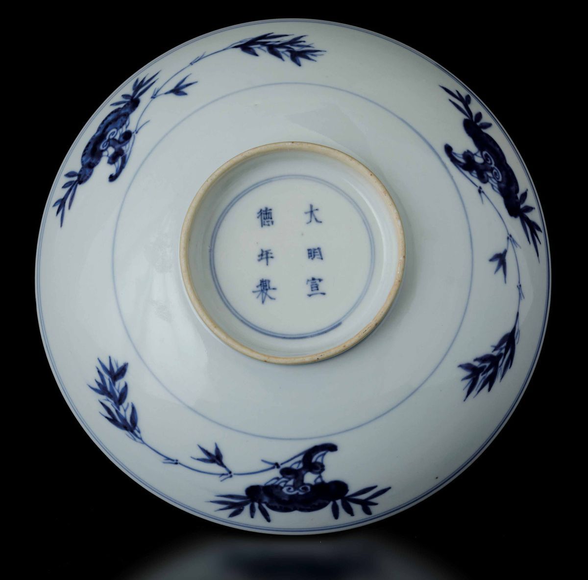 Piatto in Porcellana Bianca e Blu con Linghzi, Frutti e Decori Floreali, Cina, Dinastia Qing, Epo...