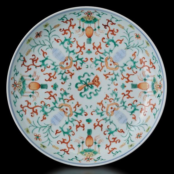 Piatto in porcellana a smalti policromi con Ruyi e soggetti naturalistici, Cina, marca e del periodo Jiaqing (1796-1820)