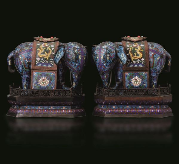 Coppia di elefanti a smalti cloisonnÃ¨ con innesti in pietre dure, Cina, Dinastia Qing, fine XIX secolo