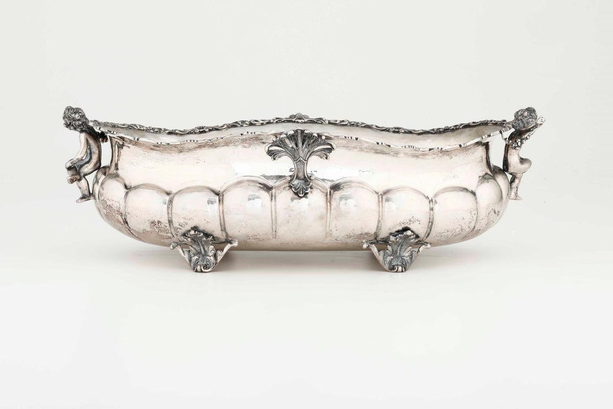 Importante Centrotavola in Argento Fuso e Cesellato. Argenteria Artistica Milanese del XX Secolo....