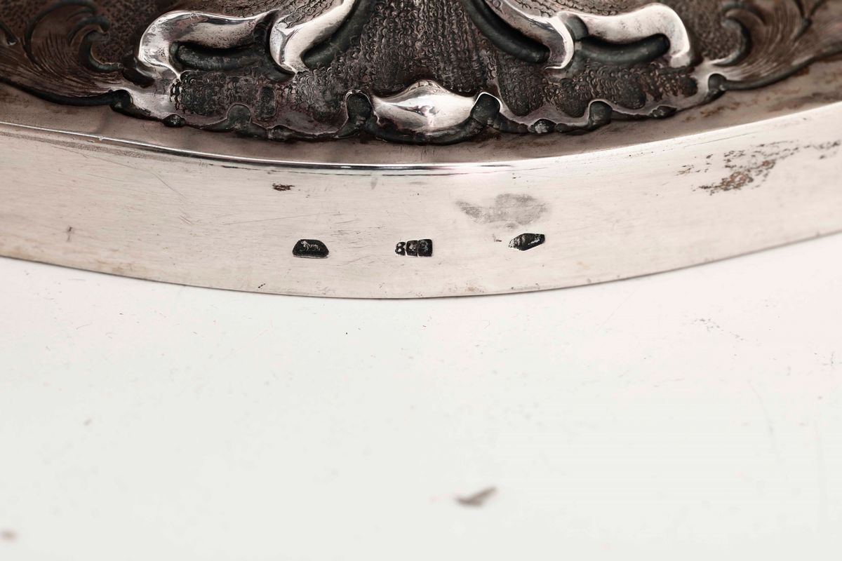 Importante Centrotavola in Argento Fuso e Cesellato. Argenteria Artistica Milanese del XX Secolo....