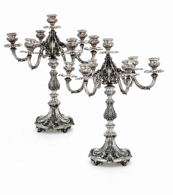 Coppia di candelabri a sette luci in argento. Argenteria milanese del XX secolo. Argentiere Fratelli Di Leone