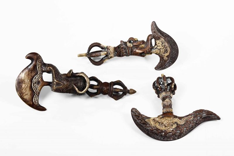 Lotto composto da tre oggetti rituali in bronzo parzialmente dorato, Tibet, XIX secolo  - Asta Arte Orientale - Cambi Casa d'Aste