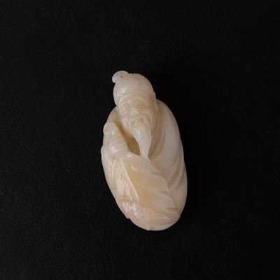 Piccola Figura di Saggio Scolpita in Giada Bianca, Cina, Dinastia Qing, XIX Secolo