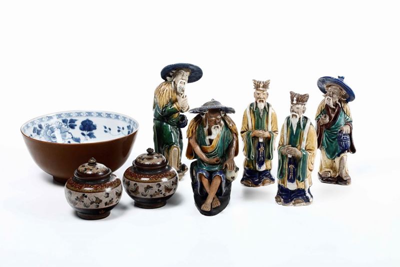 Lotto composto da cinque figure e una ciotola in porcellana e due vasetti in smalto, Cina, Dinastia Qing, XIX secolo  - Asta Arte Orientale - Cambi Casa d'Aste
