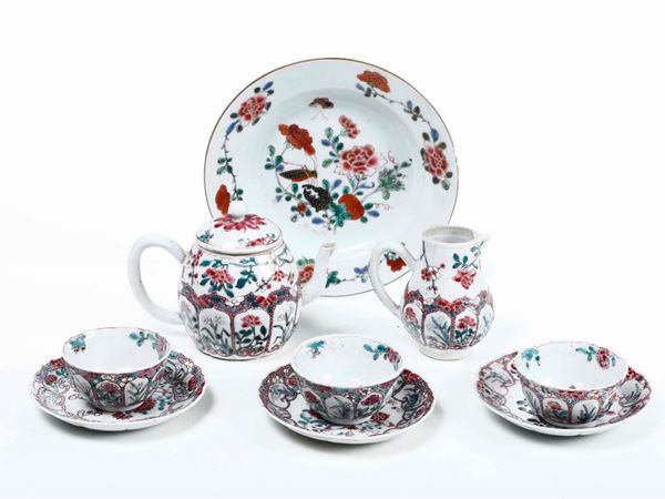 Lotto composto da un piatto, tre tazze con piattino, una teiera e una lattiera in porcellana Famiglia Rosa, Cina, Dinastia Qing, epoca Qianlong (1736-1796)