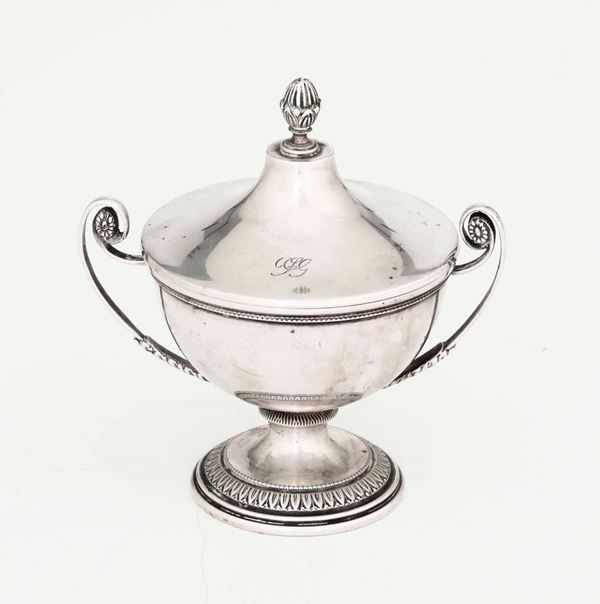 Piccola zuccheriera in argento. Argenteria milanese del XX secolo. Argentiere Miracoli