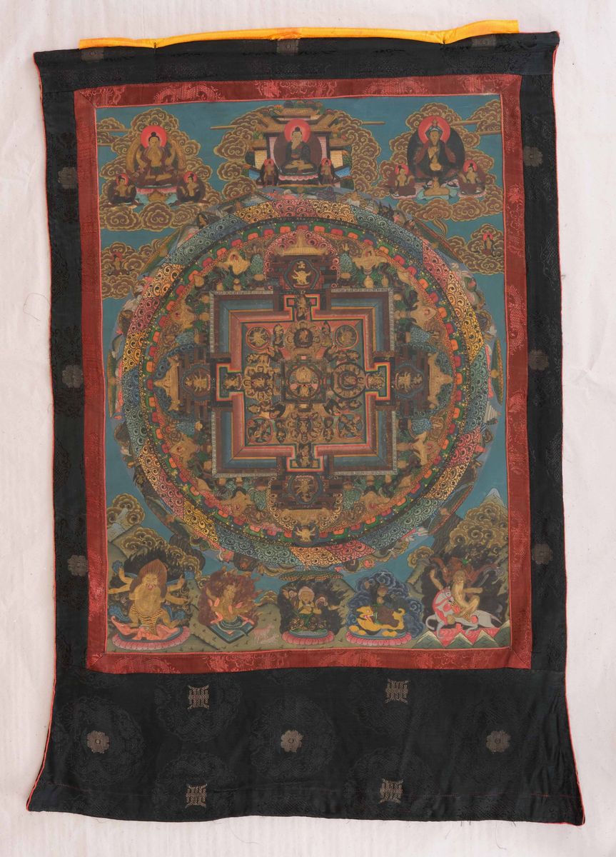 Lotto Composto da Tre Thangka su Seta con Mandala Centrale, Tibet, XX Secolo