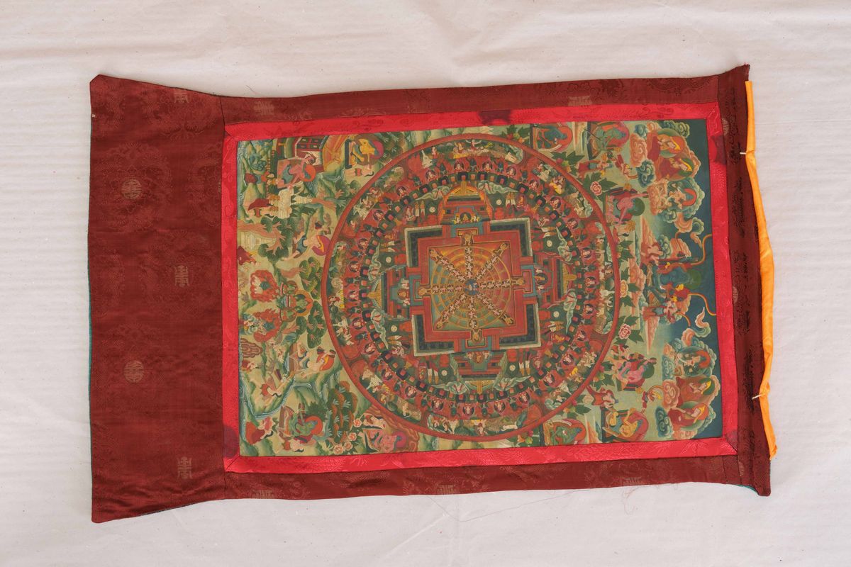 Lotto Composto da Tre Thangka su Seta con Mandala Centrale, Tibet, XX Secolo