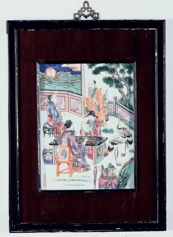 Placca in porcellana Famiglia Rosa raffigurante saggi con discepolo, Cina, Dinastia Qing, XIX secolo