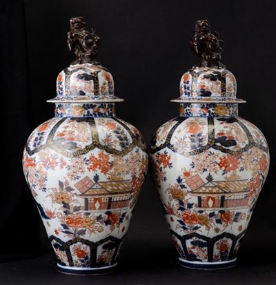 Coppia di Potiches in Porcellana Arita con Soggetti Naturalistici e Decori Floreali, Entro Riserv...
