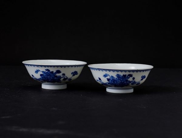Coppia di ciotole in porcellana bianca e blu con decori floreali, Cina, Dinastia Qing, XIX secolo
