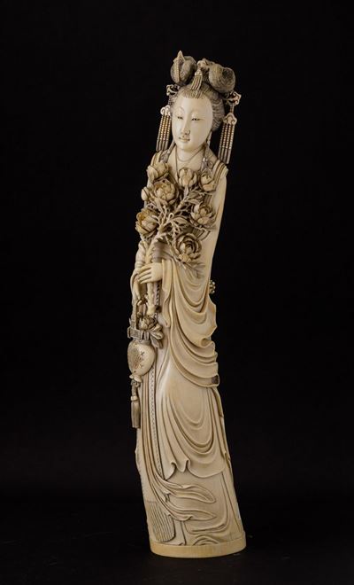 Grande Figura di Fanciulla con Fiori Scolpita in Avorio, Cina, Inizi XX Secolo