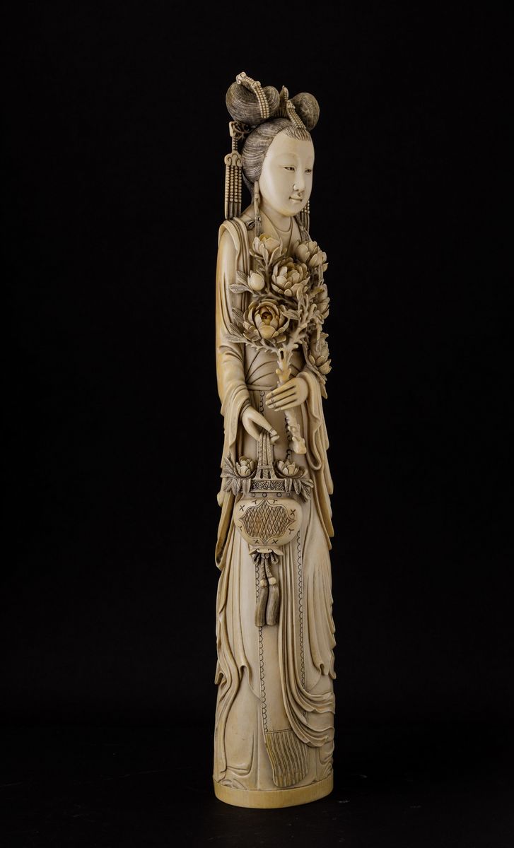 Grande Figura di Fanciulla con Fiori Scolpita in Avorio, Cina, Inizi XX Secolo