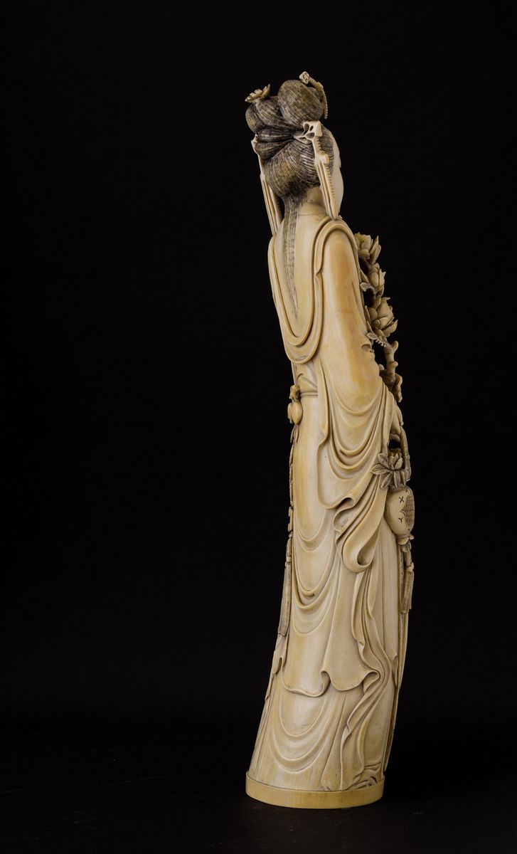 Grande Figura di Fanciulla con Fiori Scolpita in Avorio, Cina, Inizi XX Secolo