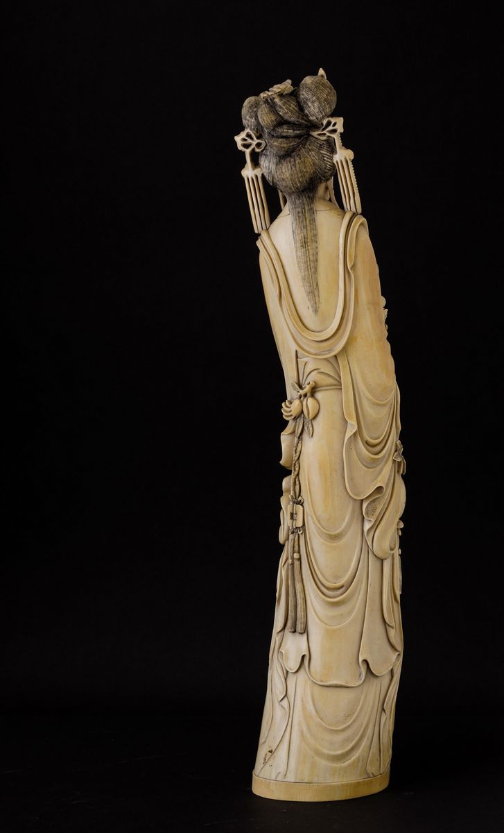 Grande Figura di Fanciulla con Fiori Scolpita in Avorio, Cina, Inizi XX Secolo