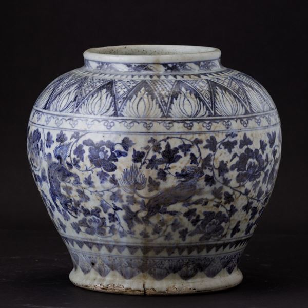 Vaso in porcellana bianca e blu con figure di draghi e decori floreali, Cina, Dinastia Ming, inizio XVI secolo