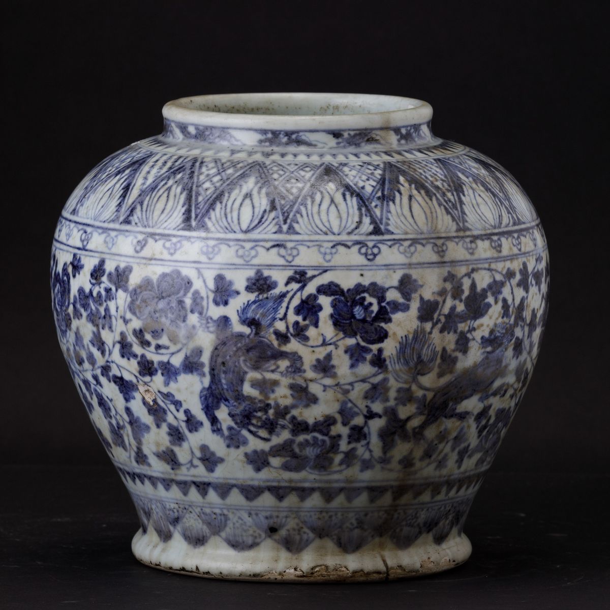 Vaso in Porcellana Bianca e Blu con Figure di Draghi e Decori Floreali, Cina, Dinastia Ming, Iniz...