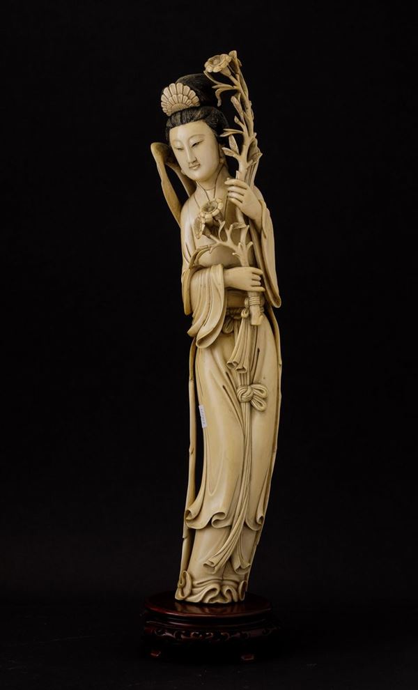 Grande figura di fanciulla con ramo fiorito scolpita in avorio, Cina, inizi XX secolo