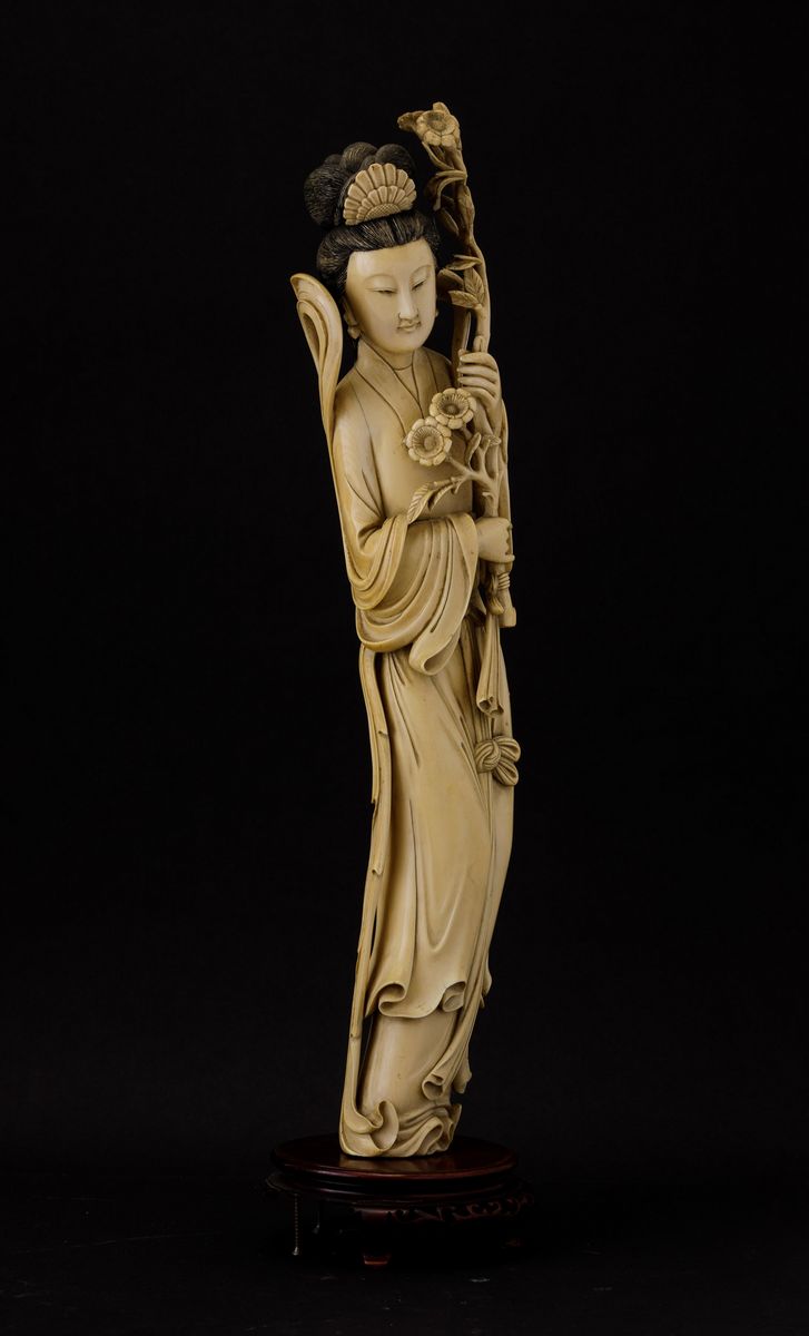 Grande Figura di Fanciulla con Ramo Fiorito Scolpita in Avorio, Cina, Inizi XX Secolo