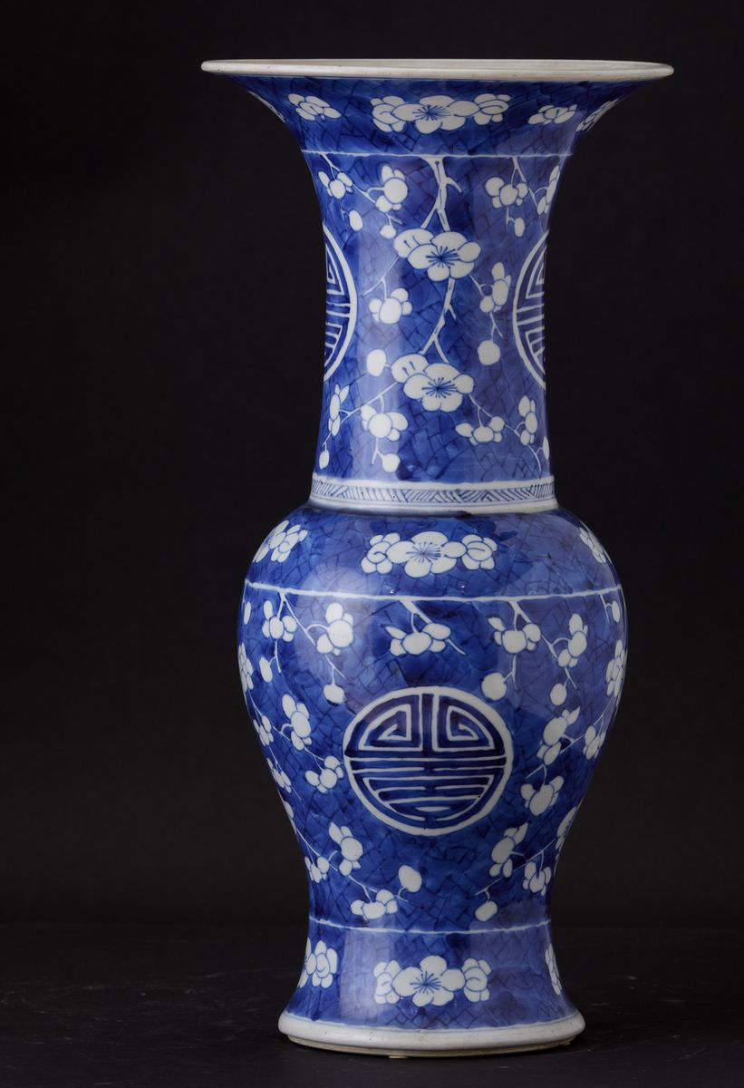 Vaso a Tromba in Porcellana Bianca e Blu con Simboli Taoisti e Decori Floreali, Cina, Dinastia Qi...