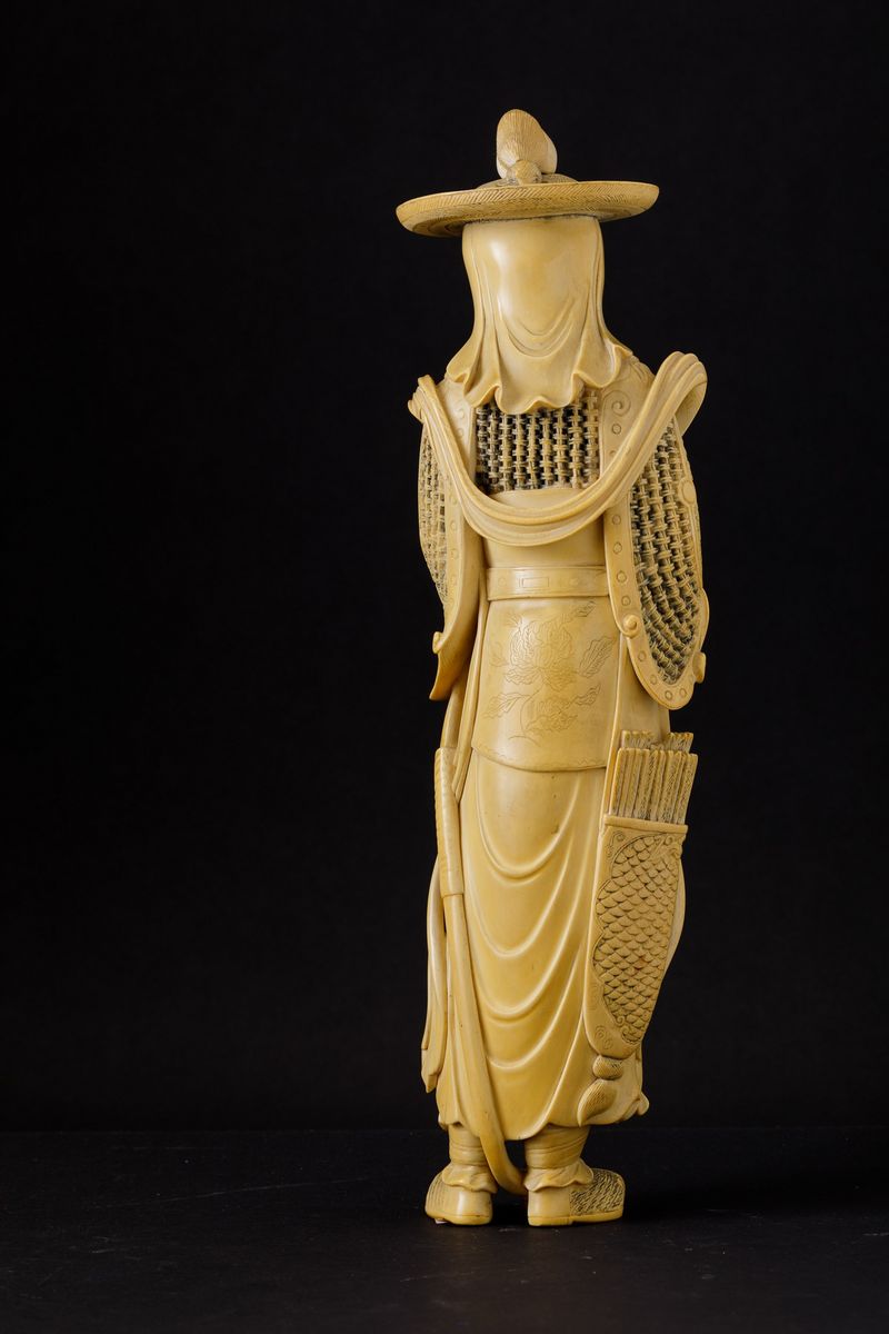 Figura di Guerriero Scolpita in Avorio, Cina, Inizi XX Secolo
