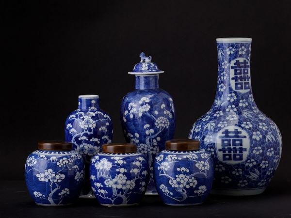 Lotto composto da sei vasi di diverse forme e dimensioni in porcellana bianca e blu con decori floreali e simboli taoisti, Cina, Dinastia Qing, XIX secolo