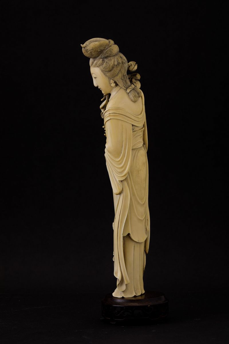 Figura di Fanciulla con Fiori Scolpita in Avorio, Cina, Inizi XX Secolo