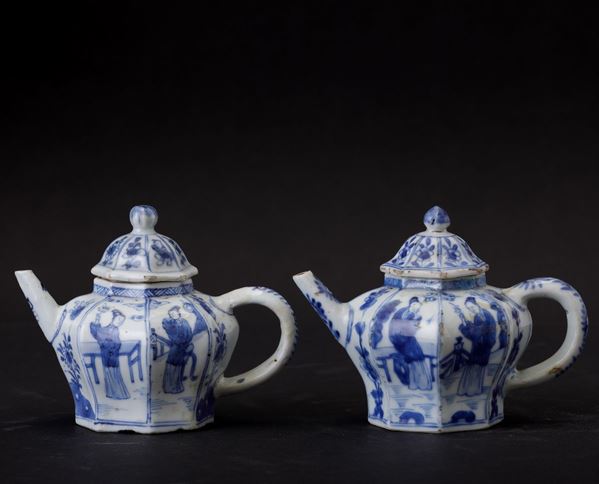 Coppia di teiere in porcellana bianca e blu con personaggi entro riserve e soggetti naturalistici, Cina, Dinastia Qing, epoca Kangxi (1662-1722)
