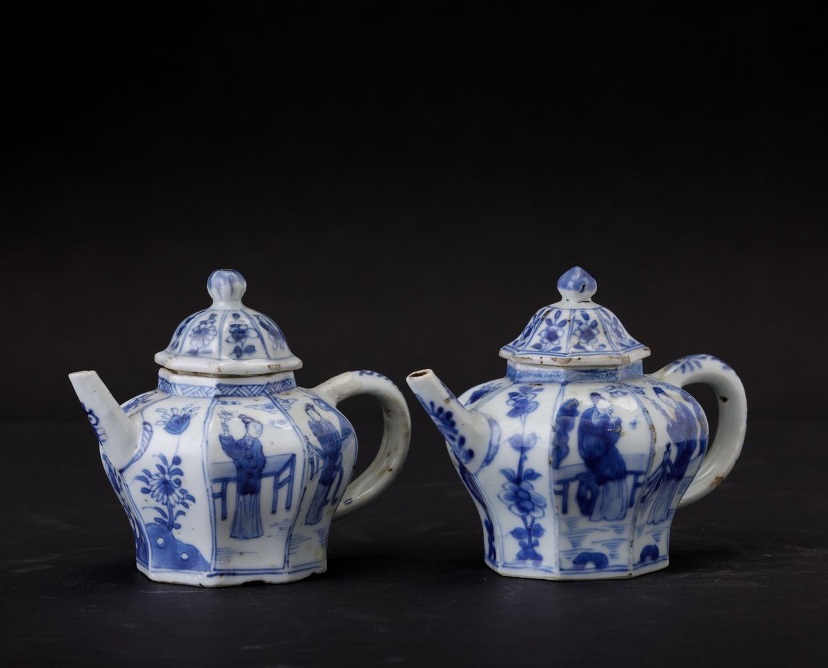 Coppia di Teiere in Porcellana Bianca e Blu con Personaggi Entro Riserve e Soggetti Naturalistici...