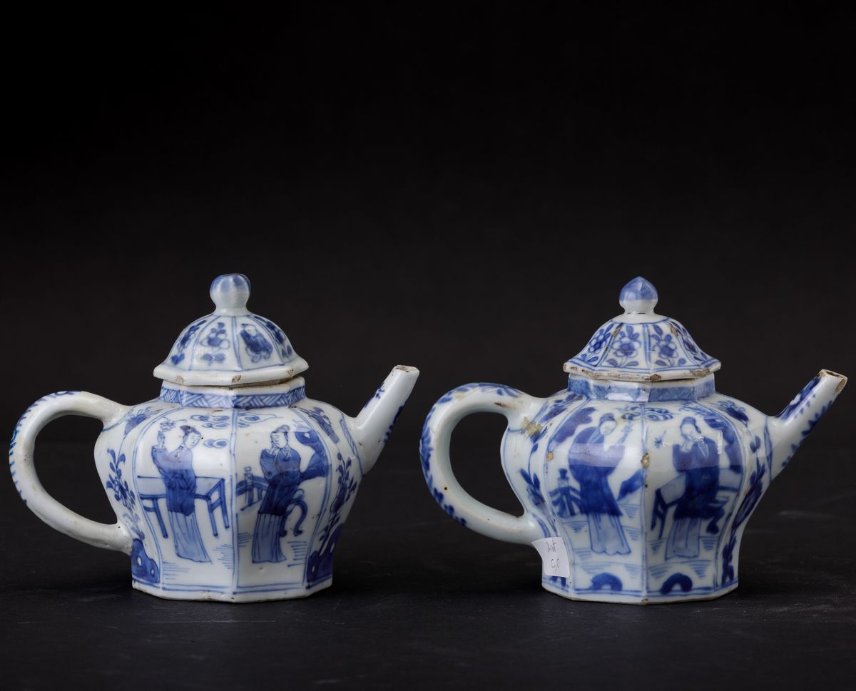 Coppia di Teiere in Porcellana Bianca e Blu con Personaggi Entro Riserve e Soggetti Naturalistici...