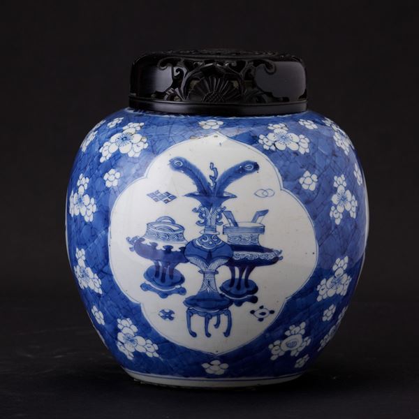 Potiche in porcellana bianca e blu con scene naturalistiche entro riserve e decori floreali, Cina, Dinastia Qing, epoca Kangxi (1662-1722)