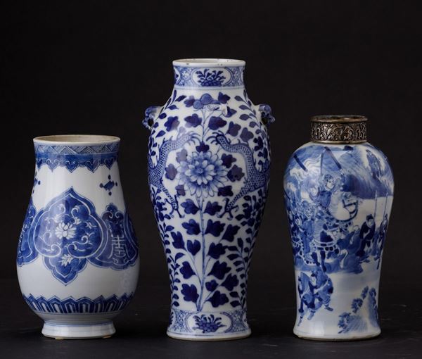 Lotto composto da tre vasi diversi in porcellana bianca e blu, Cina, Dinastia Qing, XVII-XIX secolo