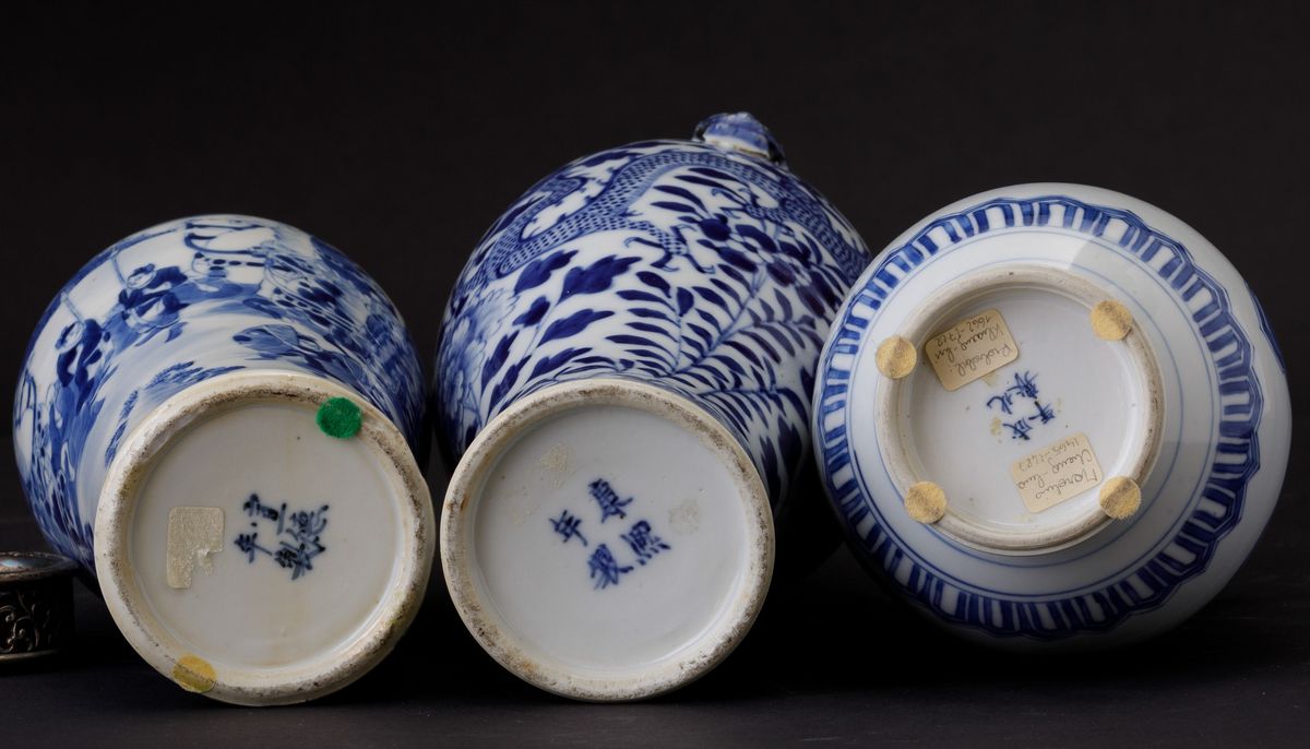 Lotto Composto da Tre Vasi Diversi in Porcellana Bianca e Blu, Cina, Dinastia Qing, XVII-XIX Seco...
